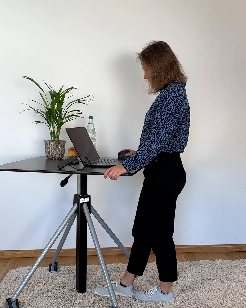 Judith Siever arbeitet am Stehtisch mit Laptop