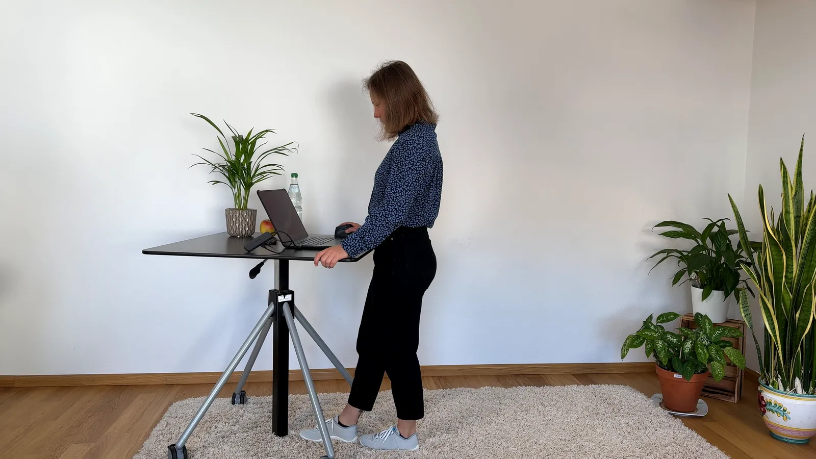 Arbeiten am Stehtisch – hier beginnt Bewegung im Arbeitsalltag